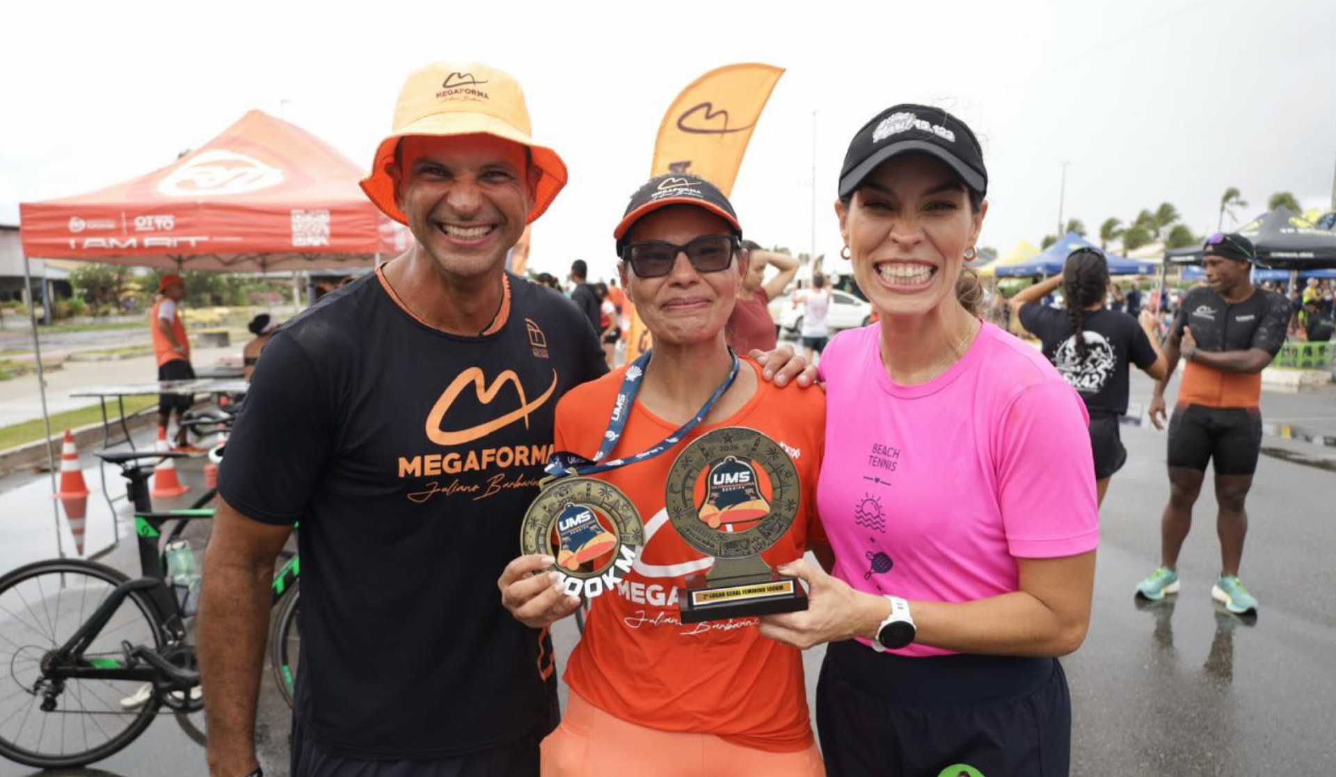 Mariana Dantas ao lado de atletas premiados durante o treinão do Time da Mari
