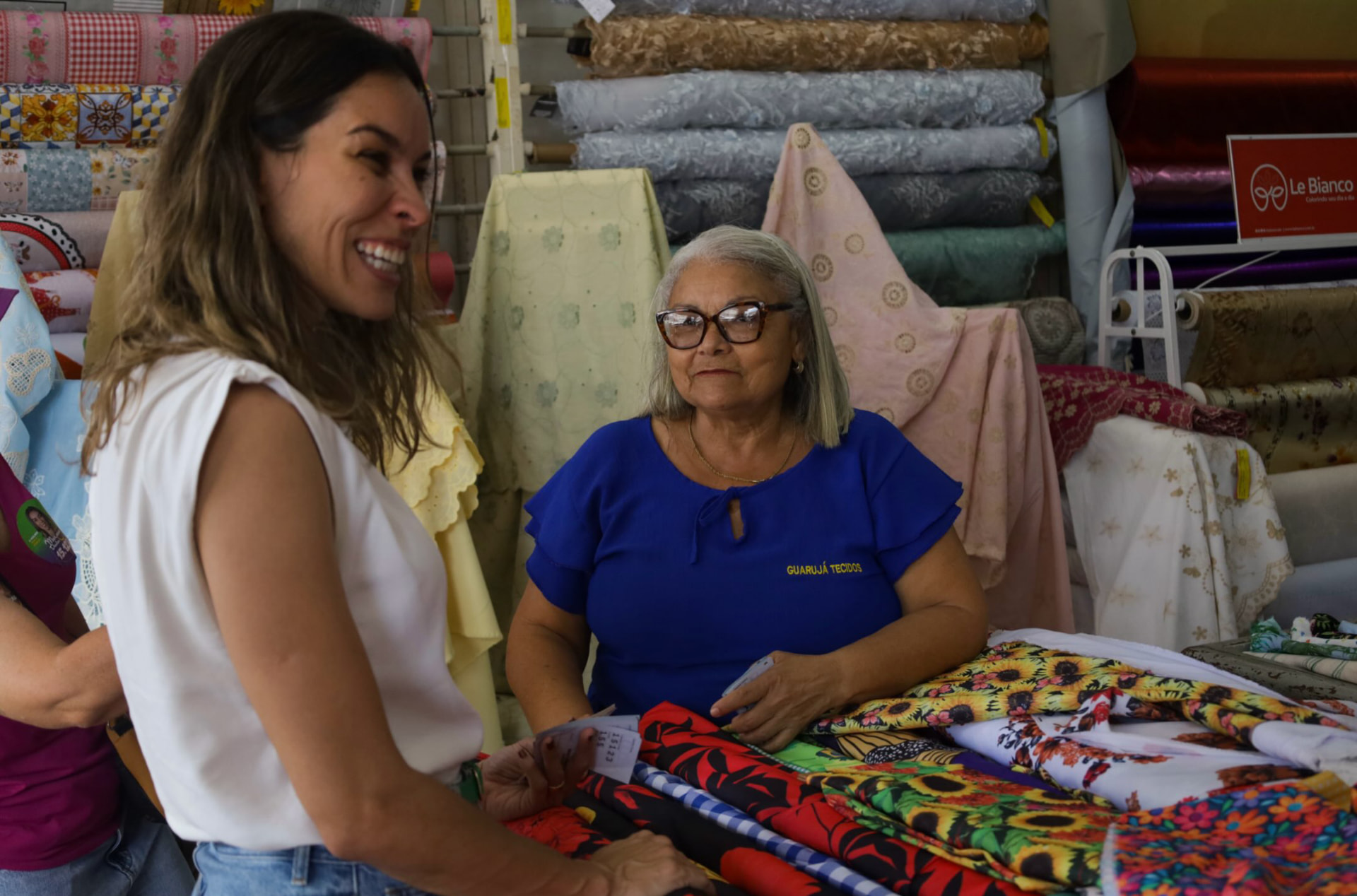 Mariana Dantas conversando com trabalhadora do Mercado Municipal