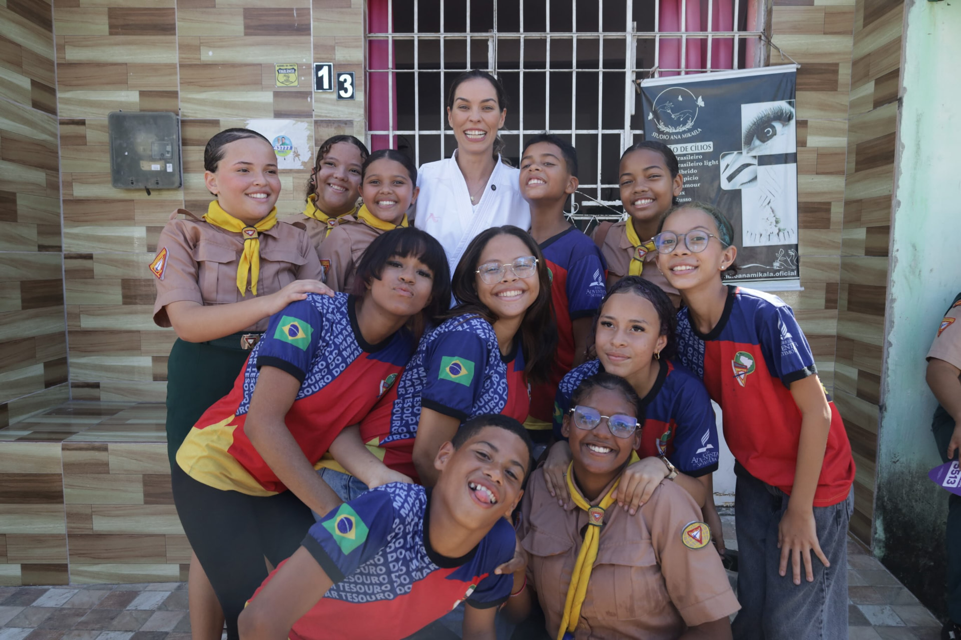 Mariana Dantas com outro grupo de crianças e jovens Desbravadores