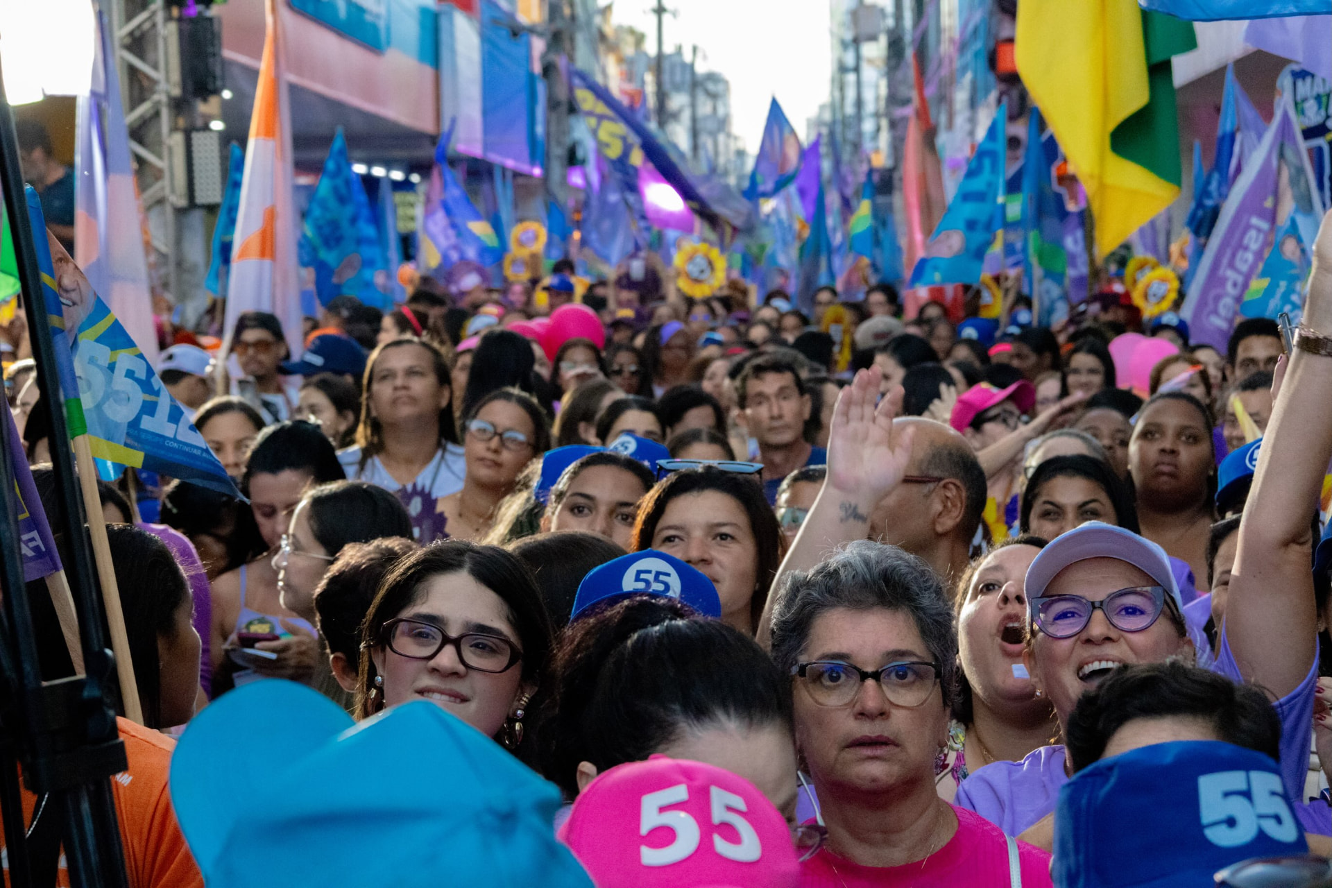 Multidão reunida na avenida durante o Elas com Fábio
