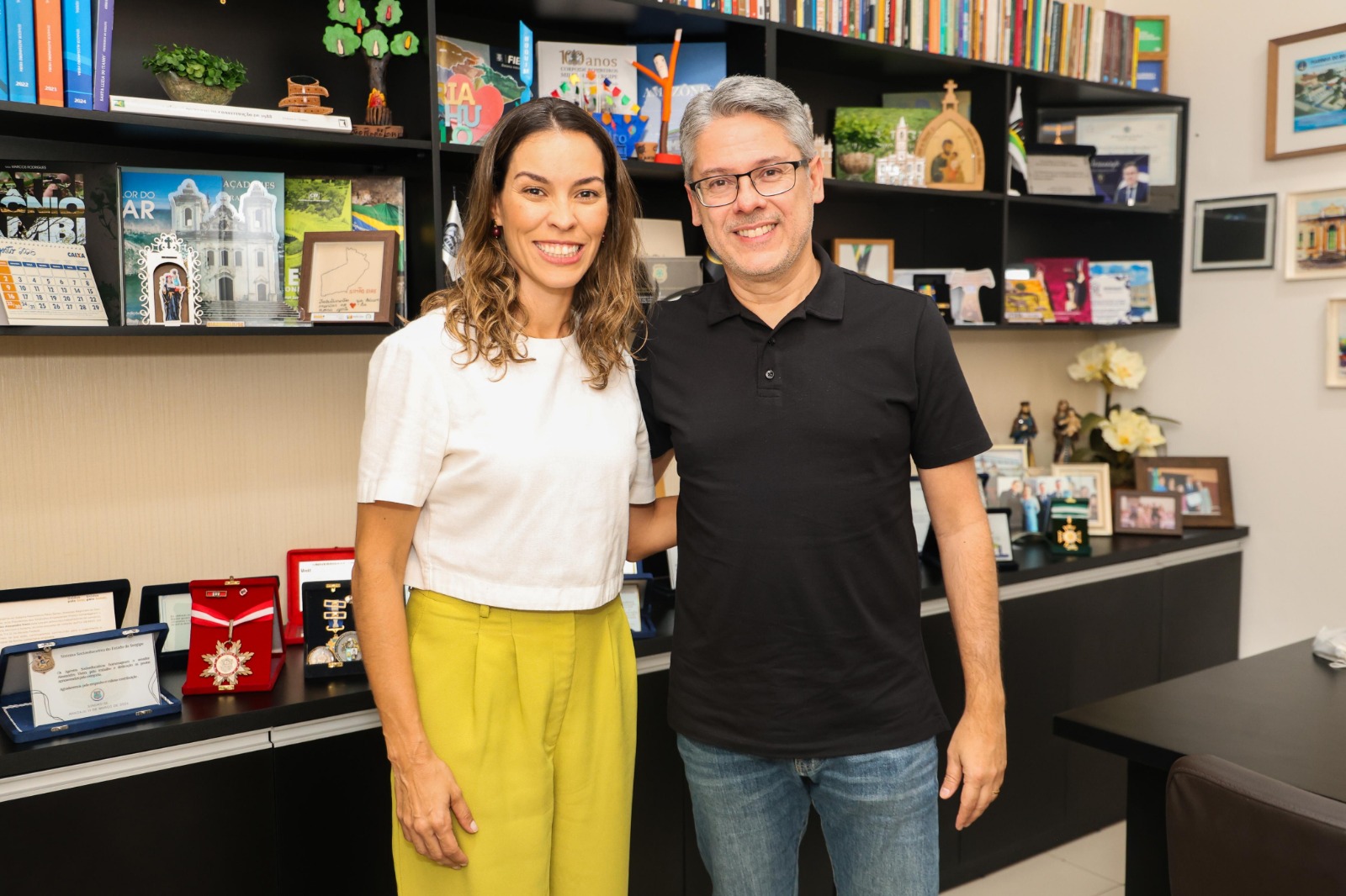 Mariana Dantas ao lado do senador Alessandro Vieira em um escritório