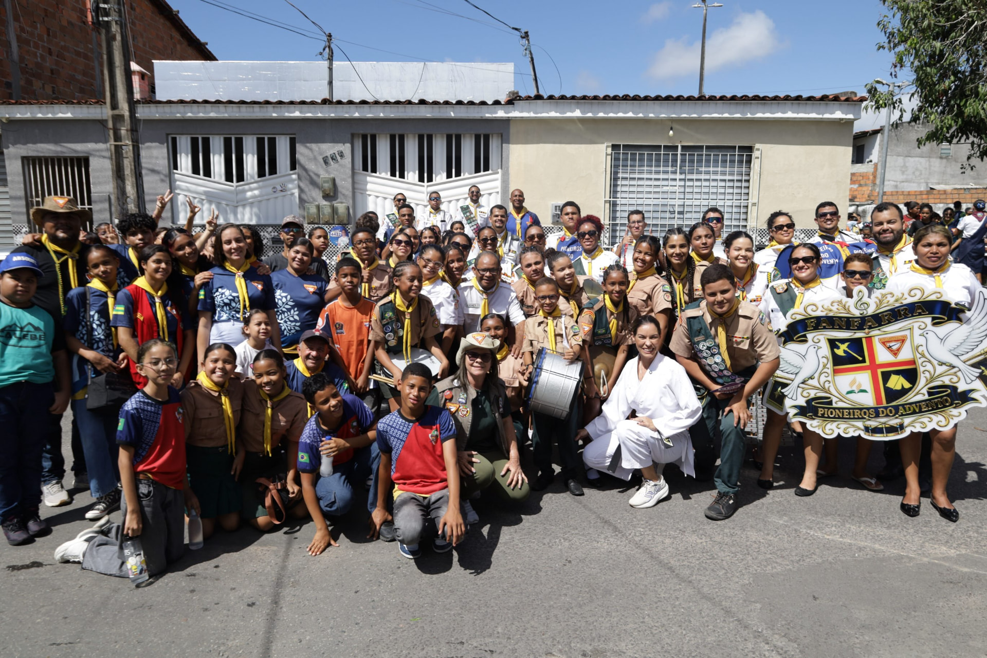 Mariana Dantas e participantes reunidos durante o desfile dos Desbravadores