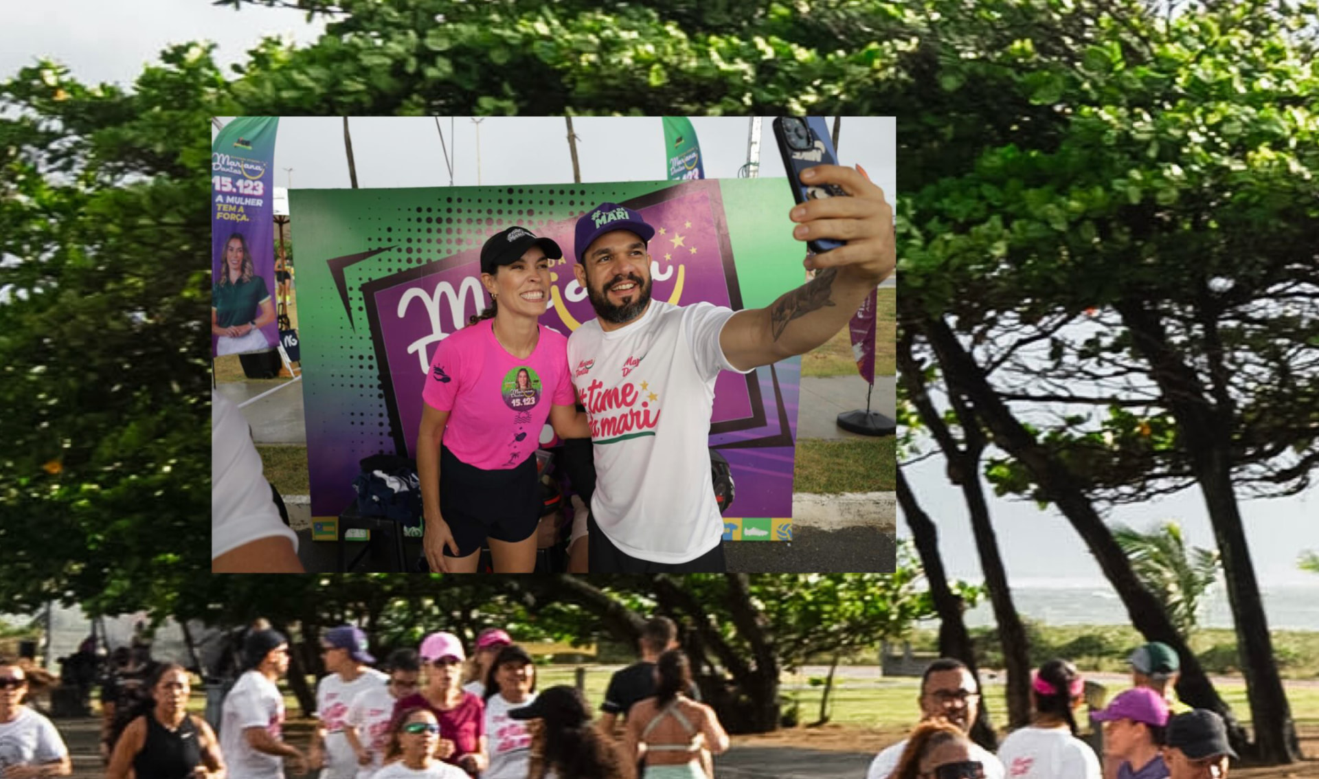 Mariana Dantas fazendo selfie com apoiador do Time da Mari durante o treinão