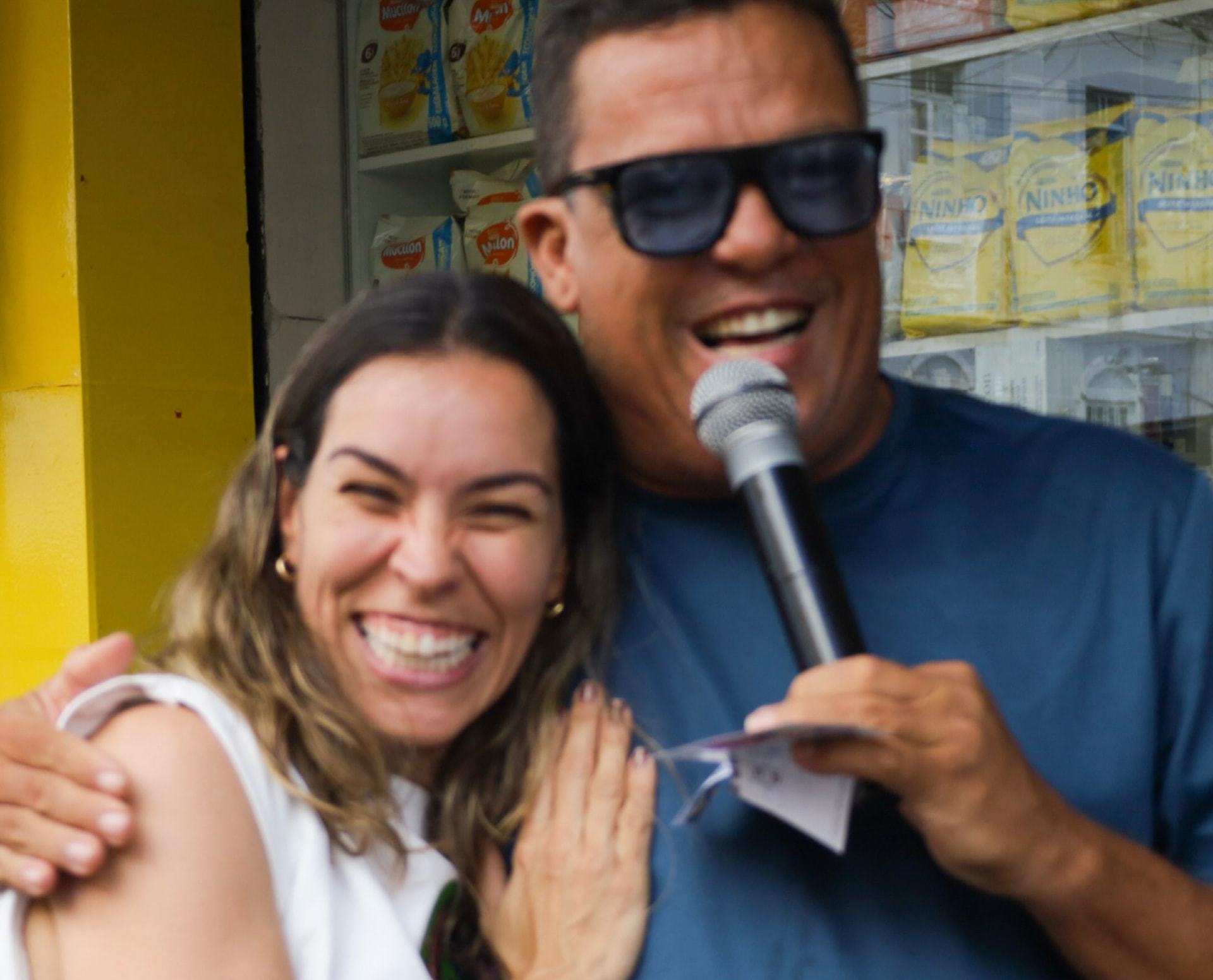 Mariana Dantas conversando com comerciantes