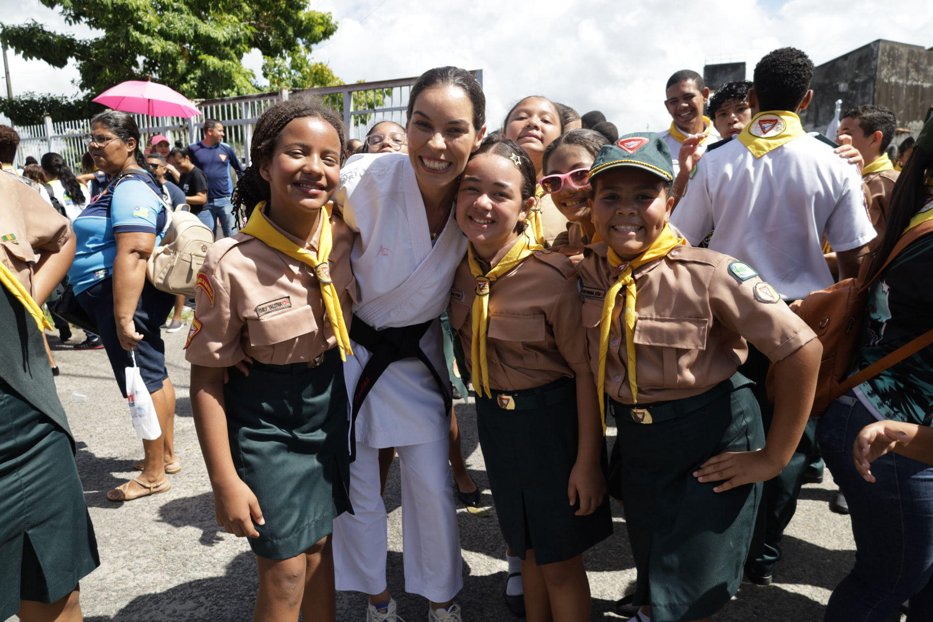 Mariana Dantas com crianças e jovens Desbravadores