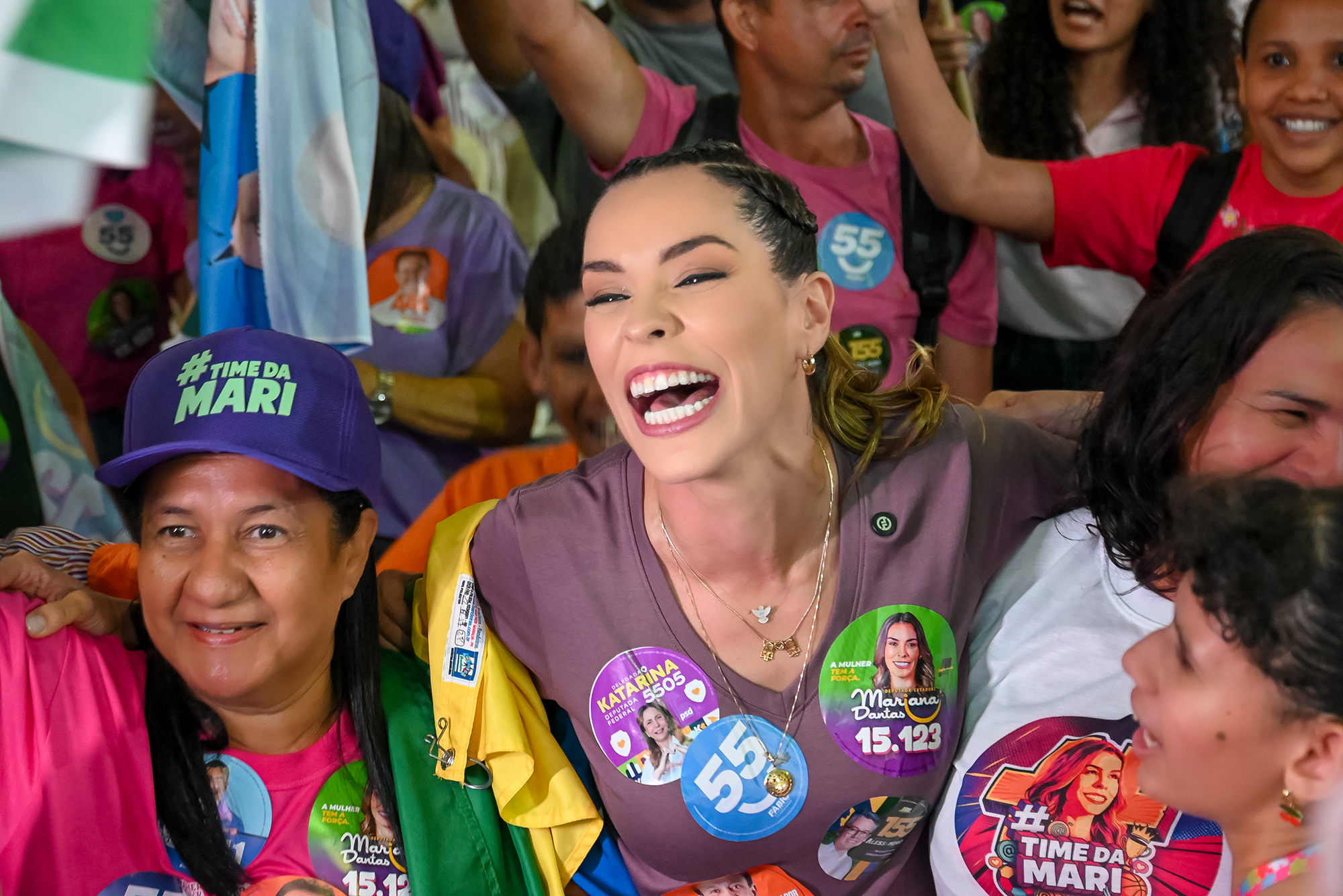 Mariana Dantas sorrindo em meio a apoiadores do Time da Mari