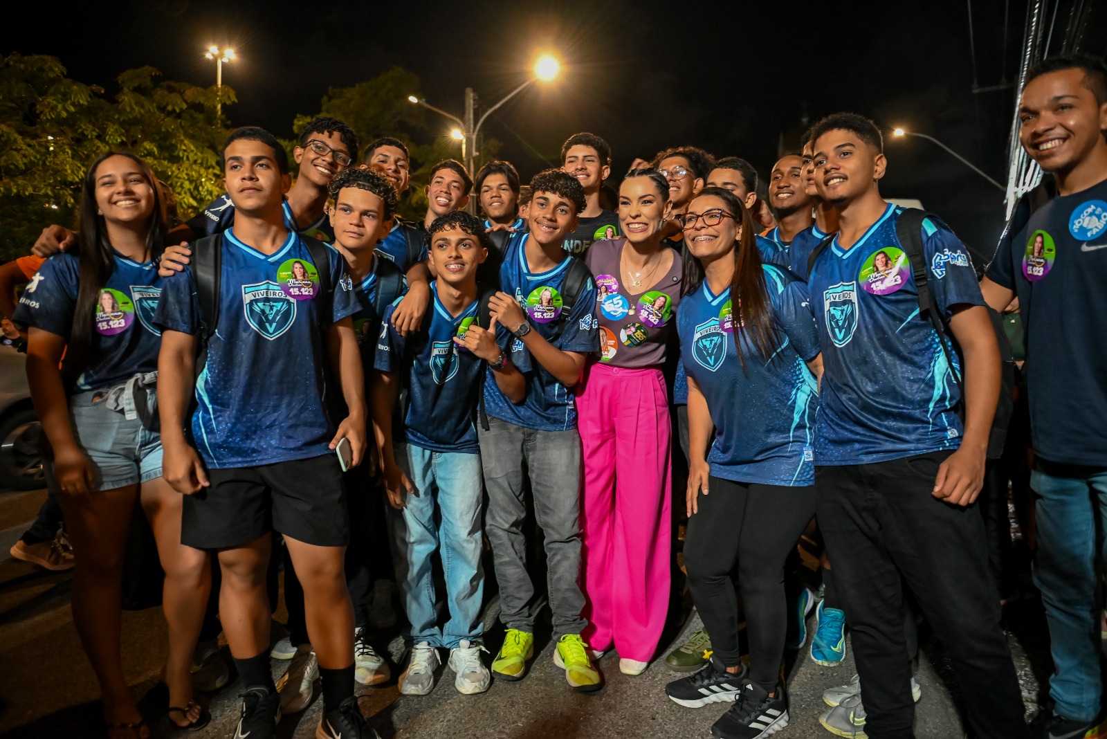 Mariana Dantas ao lado de jovens atletas durante o lançamento da campanha em Aracaju
