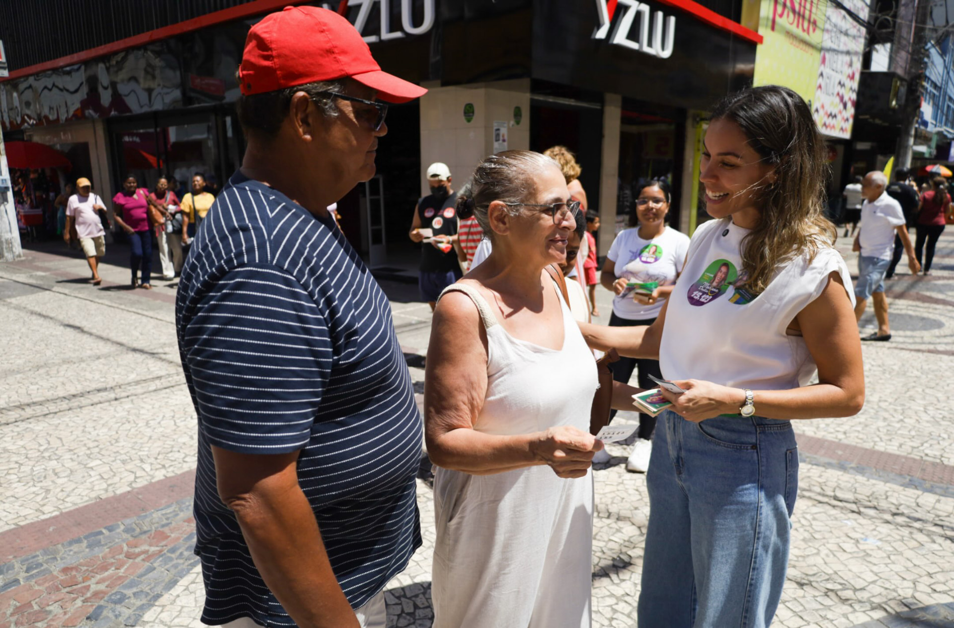 Mariana Dantas conversando com pessoas na rua em Aracaju