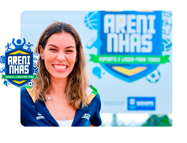 Mariana Dantas sorrindo em frente à marca das Areninhas de Esporte e Lazer